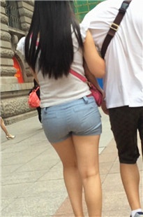 热裤妹子紧绷的翘臀让人向往[488M/MOV]