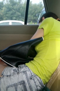 出租车上拍摄牛仔热裤MM[484M/MP4]