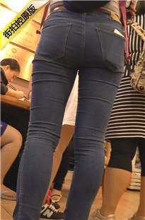 身材凹凸有致的饱满紧臀牛仔裤美眉[127M/M2TS]