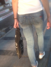 【刘大师作品】长牛仔裤MM『极品控论坛首发』[38.5M/MOV]