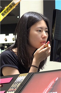 4K-化妆品柜台的高挑长腿极品美眉[1.38G/MP4]