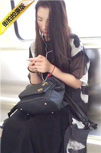 【醉爱作品】地铁拍摄黑色高跟长裙漂亮MM [150M/MOV]