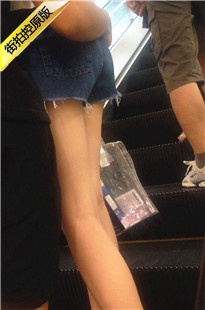 自动扶梯热裤翘臀妹子和男友搂抱一起[139M/MOV]