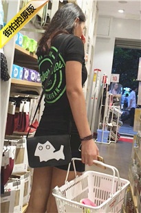 精品店购物的黑色紧身包臀短裙翘臀美眉[181M/MOV]