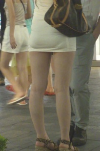 米白色包臀连衣裙美眉，你男朋友的手很不老实啊[89.8M/MP4]