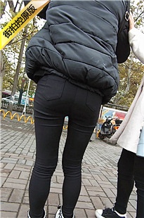 背着米奇背包的可爱黑色紧身裤初中妹妹[304M/MP4]