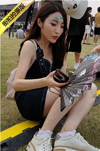 4K-草坪上的黑色连衣裙MT极品美女[504M/MP4]