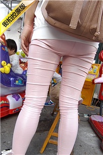 带宝宝玩电车的紧身粉裤年轻妈妈很特别哦[1003M/MP4]