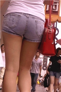 长腿牛仔热裤MM，前三角区饱满[675M/MP4]