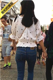 街拍蓝色紧身牛仔裤圆润翘臀美眉[229M/MOV]