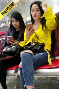 4K-高铁站拍摄蓝色紧身牛仔裤时尚长发美女[952M/MP4]