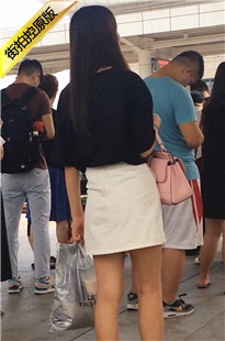 包臀裙长发小妹在等动车，我在欣赏美臀MT[143M/MP4]