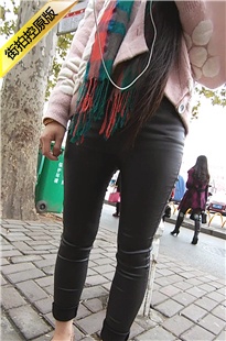 娇小的粉衣豹纹鞋紧身皮裤妹子[696M/MP4]