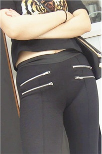 黑色打底裤肥美前三角，实在太诱人了吧[135M/MP4]