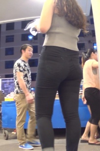 街拍七分紧牛肥臀大妹的肥美三角区[225M/MTS]