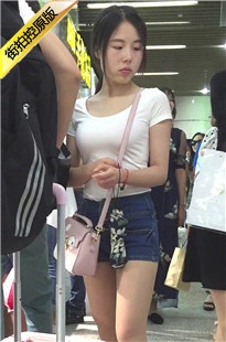 边走边给男朋友喂雪糕的紧牛热裤MM [371M/MOV]