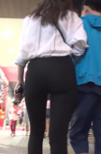 街拍极品紧身黑裤丰满圆臀MM[149M/MTS]