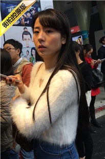 黑丝牛仔短裤翘臀美眉[1.29G/MOV]