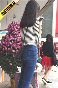 长发牛仔裤少女在等人[534M/MOV]