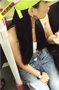 地铁上穿着小背心的气质小姐姐[155M/MP4]