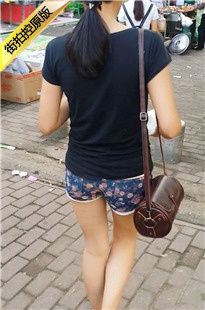 花热裤美眉买麻子果[163M/MP4]