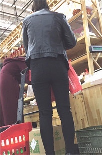 皮衣黑紧裤翘臀美眉[1.26G/MOV]