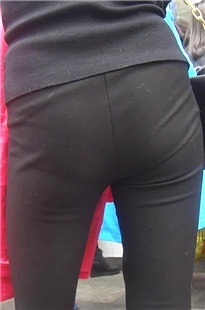 黑色紧身铅笔裤和牛仔翘臀美眉你喜欢哪一个呢[148M/MP4]