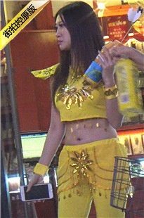 街头做促销的紧身MT翘臀长发美女[838M/MTS]