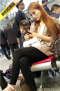 4K-高铁站金色长发黑色紧身裤MT玉足女神[941M/MP4]