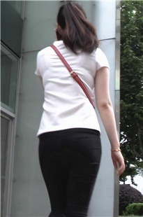 黑色紧身裤妹子，步子迈得太大容易扯到哦[1.05G/MP4]