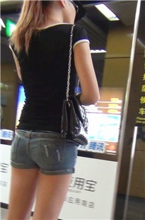 坂田地铁站牛仔热裤美女[176M/MTS]
