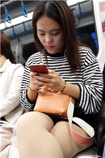 4K-地铁丝袜美腿美眉[223M/MP4]