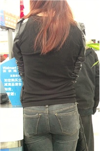 超市正在结账的紧牛美眉[271M/AVI]