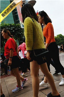 4K-黄色毛衣皮裙街拍肉丝美女[716M/MP4]