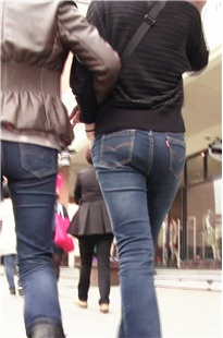 曲线必路的极品紧身牛仔裤丰臀美眉[620M/MTS]