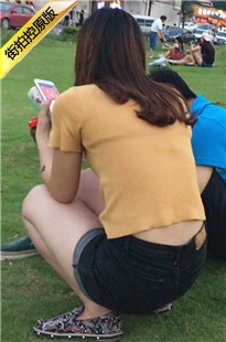 公园草地上黑色牛仔热裤饱满大翘臀美眉子[942M/AVI]