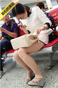 戴眼镜的白色连衣裙街拍肉丝[743M]