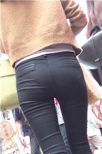 黑色紧身裤小MM，身材保养得真好[210M/MTS]