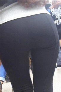 紧身超薄黑裤漂亮美眉好有臀型呀[182M/MP4]