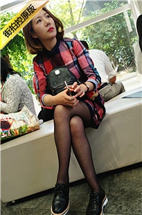 4K-格子连衣裙街拍黑丝美女[844M/MP4]