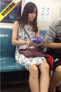 白底绿花连衣裙棕平底鞋MM [165M/MP4]