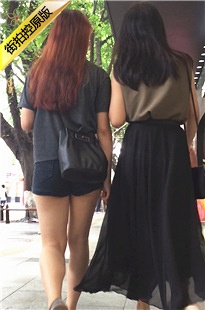 街拍黑色热裤与黑色长裙美眉逛街[253M/MOV]