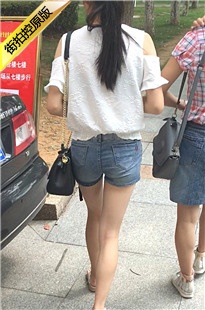 大学里的长腿街拍热裤美女[187M/MOV]