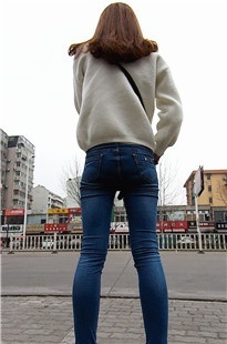 清纯可爱的白衣紧身蓝牛小妹[343M/MP4]