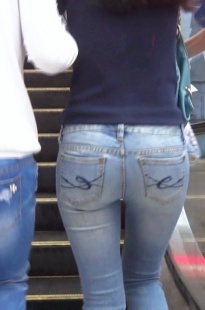 在人流中穿行的大PG牛仔紧臀美眉[226M/MTS]