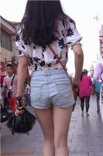 大长腿热裤妹子，双腿夹得很紧[483M/MP4]