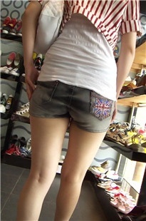 商场宽臀小妹身材好[242M/MP4]