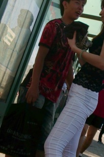 任xing的白裤美眉，公车站上当众亲嘴[349M/MP4]