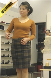 4K-大波美眉人当鞋模，试完凉鞋换高跟[1.45G/MP4]