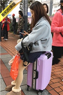 街拍肉丝长发可爱美眉[227M/MOV]